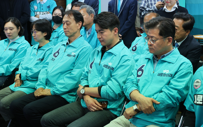 새로운미래 오영환 총괄선대위원장, 박원석 총괄선거대책위원장이 10일 서울 여의도 새로운미래 당사에서 22대 국회의원선거 개표방송을 보고 있다. (사진=연합뉴스)