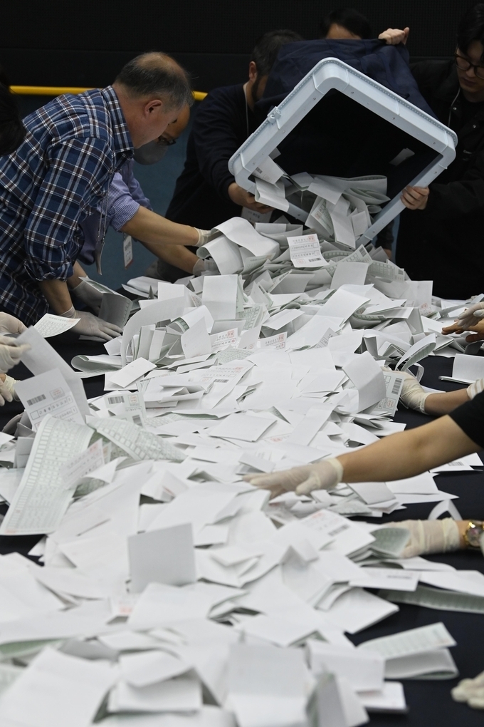 제22대 국회의원선거 투표일인 10일 오후 경기도 성남시 중원구 성남실내체육관에서 개표 사무원들이 개함 작업을 하고 있다. (사진=옥지훈 기자)