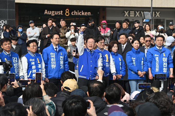 이재명 더불어민주당 대표가 지난달 17일 경기도 화성시 동탄호수공원에서 열린 기자회견에서 화성 후보들과 함께 지지자들에게 연설하고 있다. (사진=옥지훈 기자)