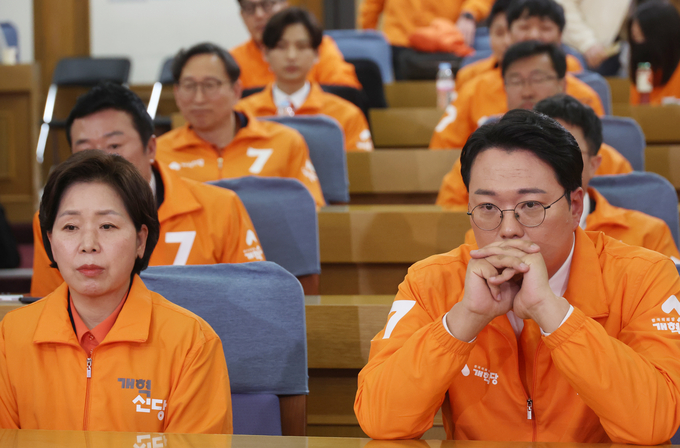 개혁신당 천하람 총괄선대위원장과 양향자 원내대표 등이 10일 국회 의원회관에서 총선 출구조사 발표를 바라보고 있다. (사진=연합뉴스)