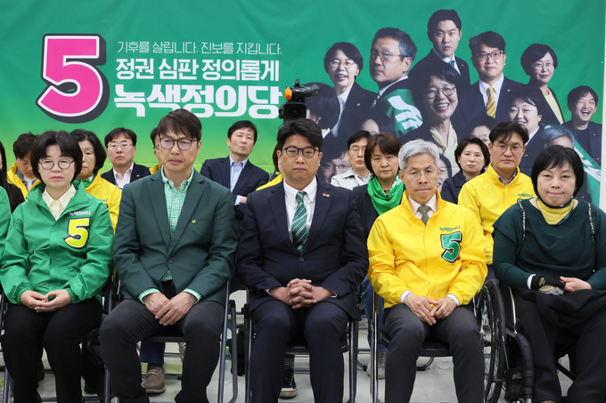 녹색정의당 김준우·김찬휘 상임선대위원장이 10일 국회 개표상황실에서 굳은 표정으로 출구조사 결과를 지켜보고 있다. (사진=연합뉴스)
