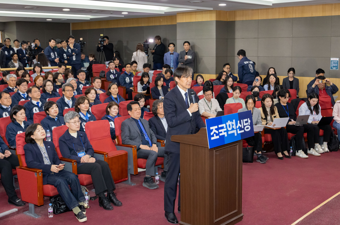 10일 저녁 조국 조국혁신당 대표가 국회의원회관 제2소회의실 개표 상황실에서 출구조사 결과 관련 감사 인사를 하고 있다. (사진=조국혁신당 제공)