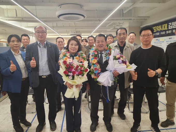 당선이 확정되자 민주당 김병주 당선자가 자신의 선거사무실에서 지지자들과 함께 기뻐하고 있다. (사진=김병주 당선인 측 제공)