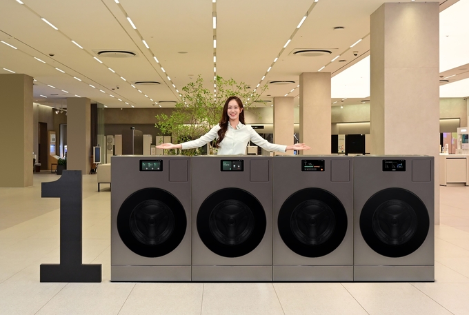 삼성전자 모델이 삼성스토어 대치점에서 국내 누적 판매량 1만대를 돌파한 '비스포크 AI 콤보'를 소개하는 모습. (사진=삼성전자 제공)