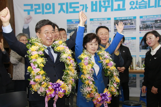 5선 도전에 성공한 민주당 윤호중 당선인과 아내 차경희 여사. (사진=윤호중 당선인 측 제공)