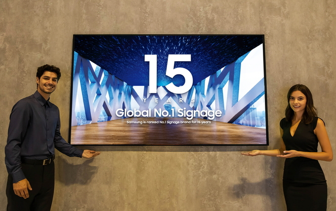 삼성전자 모델이 15년 연속 글로벌 상업용 디스플레이 시장 1위를 달성한 삼성전자의 상업용 디스플레이 제품을 소개하고 있다. (사진=삼성전자 제공)