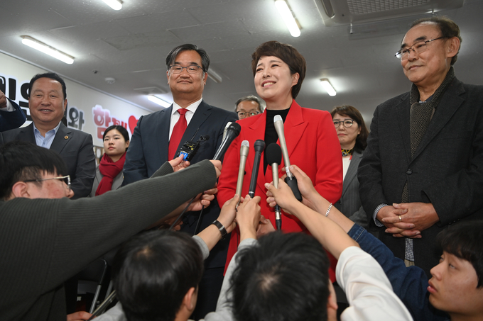 제22대 국회의원선거 분당을에 출마한 김은혜 국민의힘 후보가 11일 성남시 분당구 선거사무소에서 당선이 확실시되자 기념 소감을 밝히고 있다. (사진=옥지훈 기자)