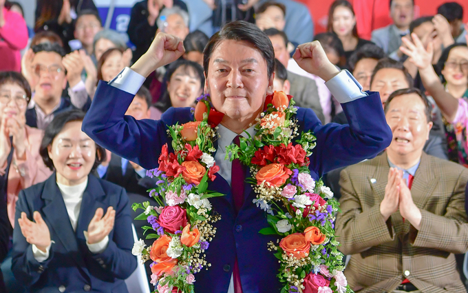 제22대 국회의원선거 분당갑에 출마한 안철수 국민의힘 후보가 11일 성남시 분당구 선거사무소에서 당선이 확실해지자 기뻐하고 있다. (사진=연합뉴스)