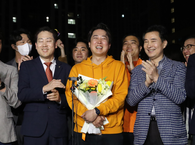 제22대 국회의원선거 화성을에 출마한 이준석 개혁신당 대표가 11일 화성시 여울공원에서 당선이 유력시되자 기뻐하고 있다. (사진=연합뉴스)