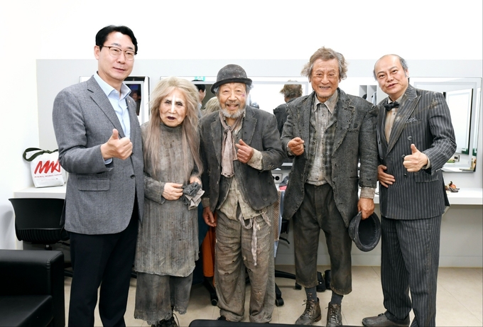정명근 화성시장이 지난 10일 공연장을 찾아 배우들과 기년촬영을 하고 있다. (사진=화성시 제공)