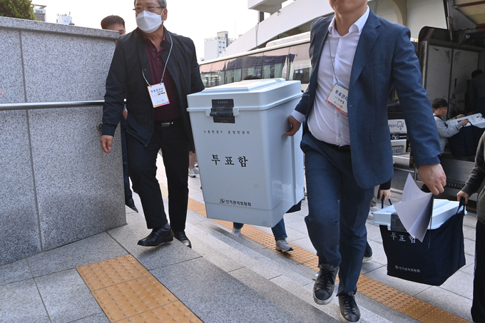 제22대 국회의원선거 투표일인 10일 오후 경기도 성남시 중원구 성남실내체육관에서 개표 사무원들이 투표함을 옮기고 있다. (사진=옥지훈 기자)