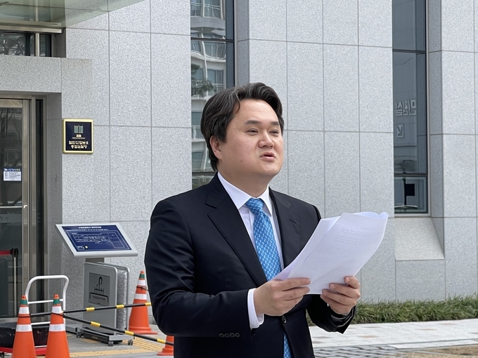  11일 김지호 더불어민주당 부대변인이 검찰 출석 전 입장을 밝히는 모습. (사진=연합뉴스 제공)