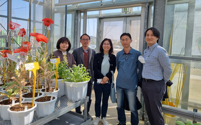 (왼쪽부터) 심지형 이엘엔아이 기술이사, 진중현 세종대학교 교수, 홍수영 국립농업과학원 연구관, 이근표 농촌진흥청 국제기술협력국 연구관, 김경도 명지대학교 교수 (사진=세종대 제공)