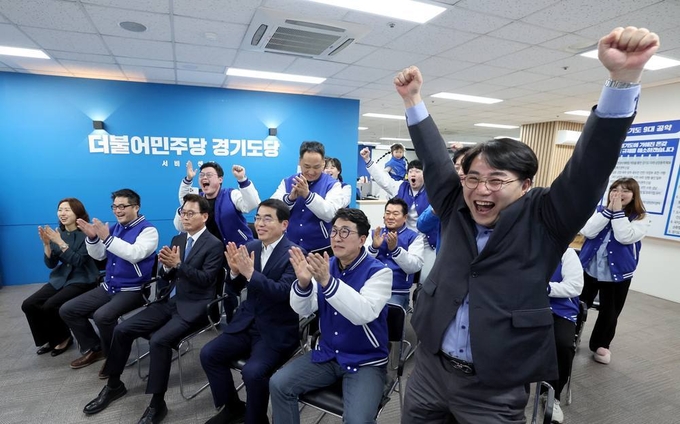 더불어민주당 경기도당 관계자들이 지난 10일 경기도당사에서 4·10 총선 출구조사 결과가 발표되자 환호하는 모습. (사진=더불어민주당 경기도당 제공)