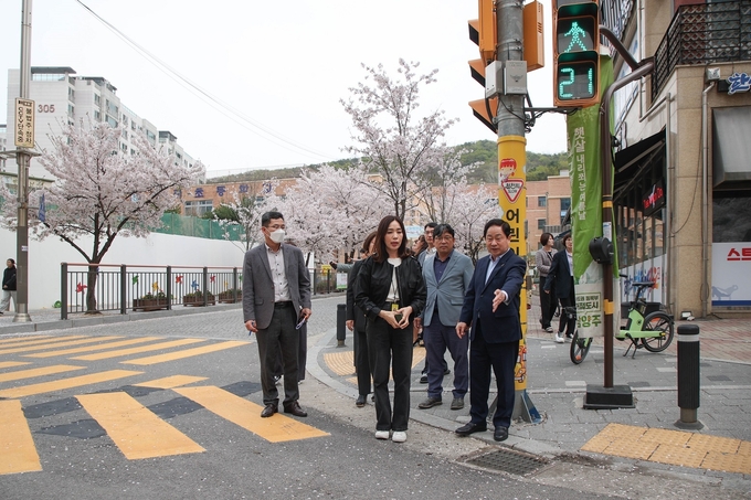 주광덕 시장이 11일 관계 공무원, 학교 관계자, 학부모들과 함께 부평초가 사업 지원을 건의한 현장을 점검하고 있다.(사진=남양주시 제공)