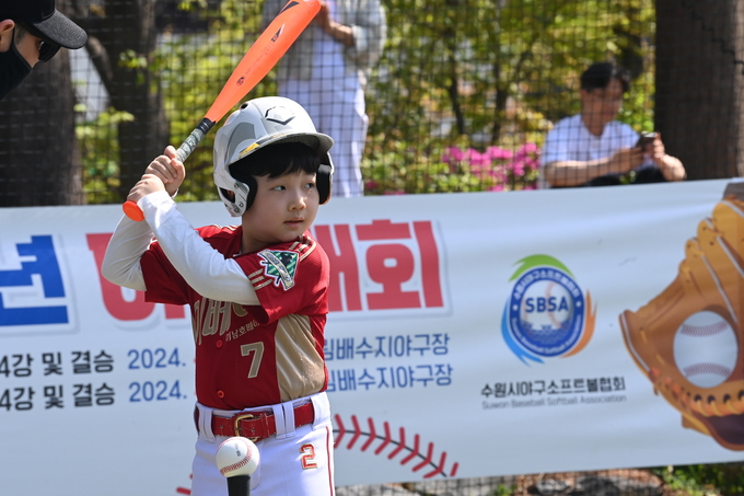 13일 오전 2024 수원배 전국유소년야구대회 티볼부 경기에서 선수가 타격을 준비하고 있다. 