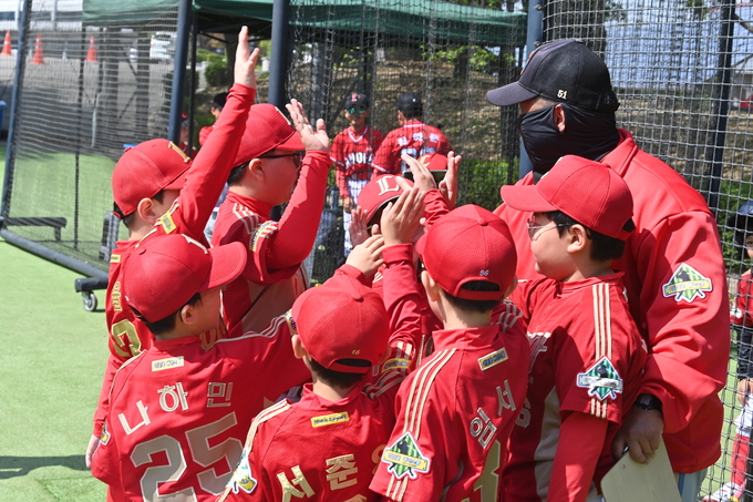 13일 오전 2024 수원배 전국유소년야구대회 티볼부 경기에서 감독과 팀원이 한 자리에 모여 파이팅을 외치고 있다.