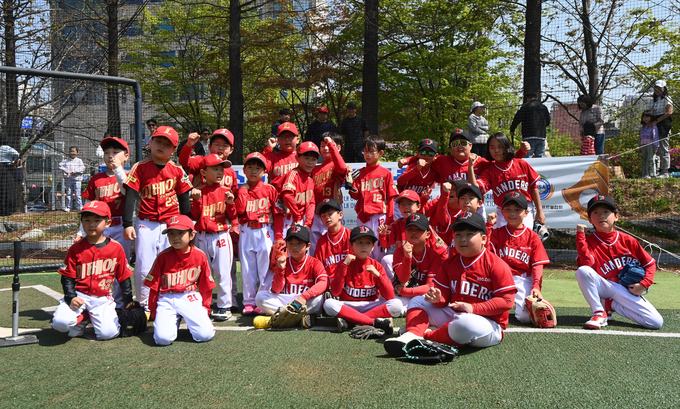 13일 오전 2024 수원배 전국유소년야구대회 티볼부 경기 예선전을 마친 후 기념촬영을 하고 있다. 
