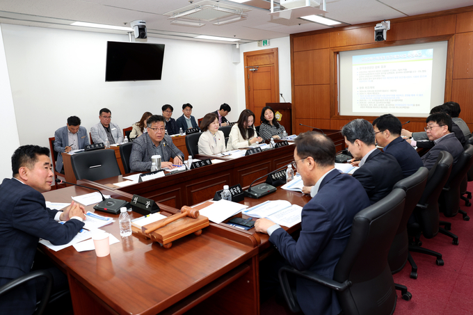 오산시의회가 지난 12일 의원간담회 개최하고 집행부 간부들과 주요 현안사업 공유 및 발전을 위한 논의를 진행하고 있다. (사진=오산시 의회 제공)
