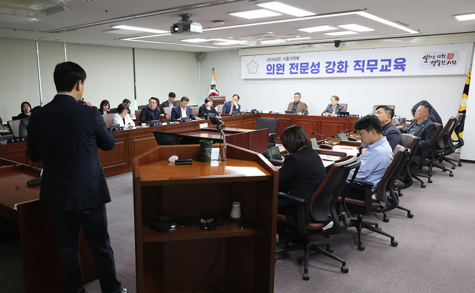 시흥시의회가 지난 12일 의회운영위원회 회의장에서 행정사무감사 대비 의원 전문성 강화 직무 교육을 실시했다.(사진=시흥시의회 제공).