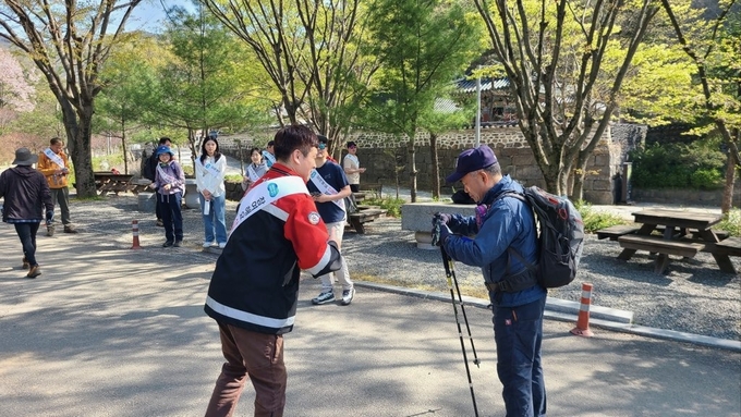 지난 13일 안성 서운산 일원에서 산불예방 캠페인을 진행하고 있다. (사진=경기도 제공)