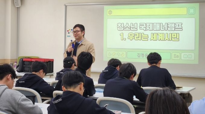 경기의정부교육도서관에서 학생들이 프로그램에 참여하고 있다. (사진=경기도교육청 제공)