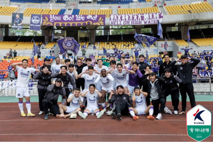 13일 부산 아시아드주경기장에서 열린 하나은행 K리그2 2024 7라운드 FC안양과 부산 아이파크의 경기에서 4-3으로 신승을 거둔 FC안양 선수들이 기념사진을 찍고 있다. (사진=한국프로축구연맹 제공)