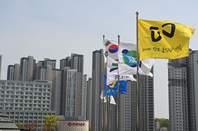 세월호 10주기를 이틀 앞둔 14일 오후 경기도 수원시 영통구 경기도청에 세월호 깃발이 걸려 있다.