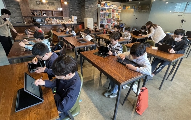 학생들이 경기공유학교 프로그램에 참여하고 있다. (사진=경기도교육청 제공)