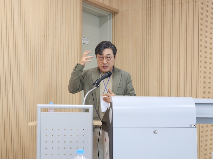 김익한 명지대학교 기록학과 교수가 세월호 참사가 기록으로 남아야 하는 이유를 설명하고 있다. (사진=이보현 기자)