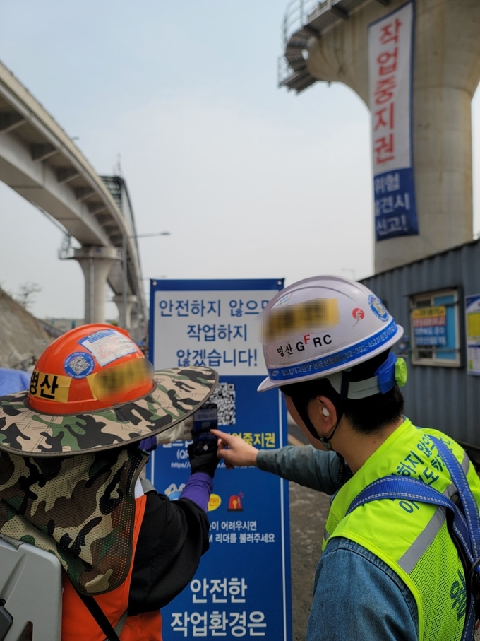 서울에 위치한 토목 현장에서 근로자가 전용 어플리케이션을 통해 작업중지를 접수하고 있다. (사진=삼성물산 제공)