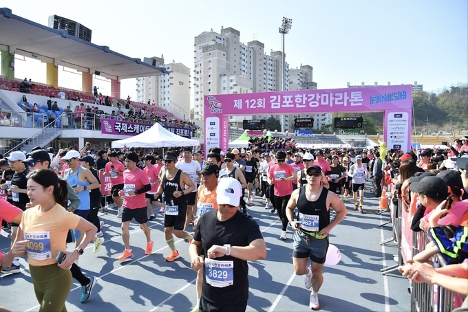 김포시가 지난 14일 제12회 김포한강마라톤대회에 참여한 시민들의 레이스를 펼치고 있다.(사진=김포시체육회제공)