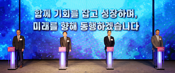 (왼쪽부터)정준호 한국백화점협회장, 김기문 중기중앙회장, 전항일 한국온라인쇼핑협회장, 강성현 한국체인스토어협회장이 제4회 유통 상생 대회에 참석했다. (사진=중소기업중앙회 제공)