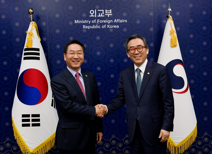 유정복 인천시장이 15일 서울 종로구 외교부에서 2025 APEC 정상회의 인천유치를 위해 조태열 외교부 장관을 만나 면담을 나누고 기념촬영을 하고 있다. ( 사진 = 인천시 제공 )