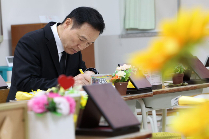  15일 임태희 경기도교육감이 4.16기억교실을 방문해 희생자들을 추모하는 모습. (사진=경기도교육청 제공)