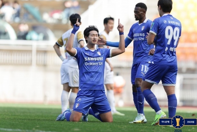 프로축구 K리그2 수원 삼성이 17일 안산 와스타디움에서 열리는 2024 하나은행 코리아컵 3라운드에서 안산 그리너스FC를 상대한다. 사진은 지난 3월 24일 열린 2라운드 춘천시민축구단과 경기에서 선제골을 넣고 세리머니를 하고 있는 김현의 모습. (사진=대한축구협회 제공)
