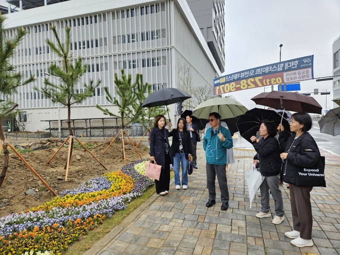 연제찬 시흥시 부시장은 시화호 30주년을 기념해 열리는 ‘2024년 경기도 기후변화 주간 지구의 날’ 행사를 앞두고 지난 15일 거북섬 다목적홍보관에서 ‘거북섬 환경정비 현장 회의’를 진행했다. (사진=시흥시 제공)