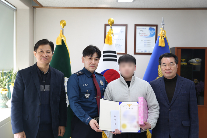  안양시의 한 편의점 아르바이트생이 택시기사를 폭행한 취객을 저지해 경찰로부터 포상을 받았다. (사진=경기남부경찰청 제공)