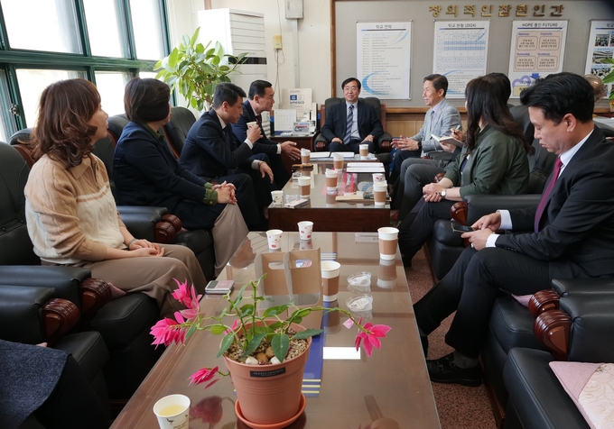 민주평통이 김포통진고등학교와 지역발전과 인재 양성을 위한 업무 협약을 체결하고 차창규 교장과 차담을 나누고 있다. (사진=통진고등학교제공)