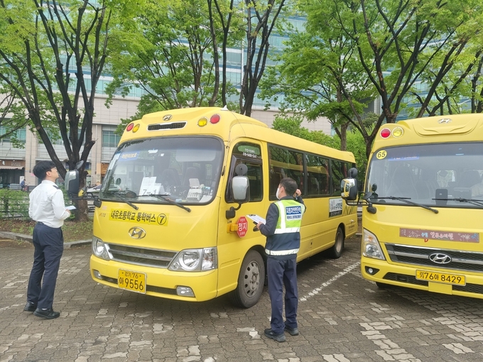 고양교육지원청이 일산호수공원 제2주차장에서 24년 상반기 어린이통학버스 합동 현장점검을 실시했다. (사진=고양교육지원청 제공)