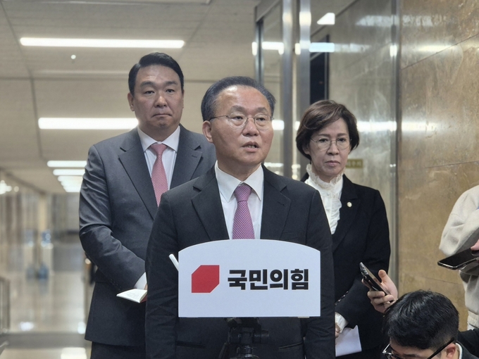 윤재옥 국민의힘 원내대표 겸 당대표 권한대행이 16일 국회에서 당선인 총회를 마친 뒤 기자들의 질문에 답하고 있다. (사진=김한별 기자)