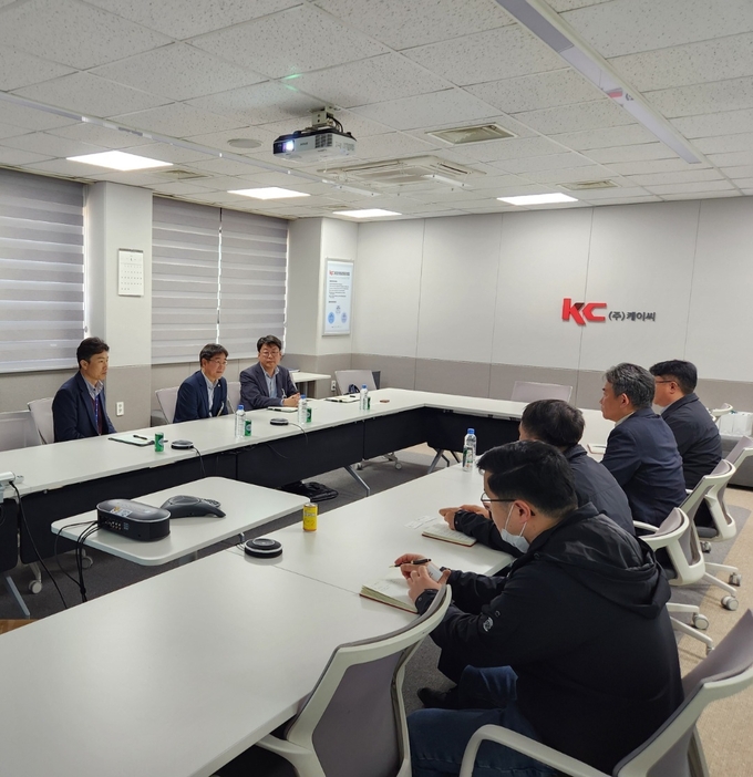 한국가스안전공사 경기광역본부가 케이씨 2공장을 방문해 운영 및 현장 안전관리 실태를 점검했다. (사진=한국가스안전공사 제공)