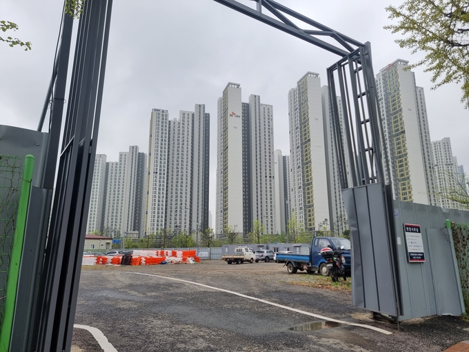 현재 인천 미추홀구 용현동 667번지 일원에는 인천대로 일반화 도로개발공사 현장사무실이 들어서 있다. ( 사진 = 김민지 기자 )