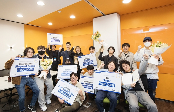 지난 15일 스마일게이트 퓨처랩(신촌)에서 열린 ‘인디고 2024’ 시상식에서 수상팀들이 사진을 찍고 있는 모습. (사진=스마일게이트 제공)