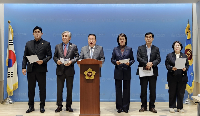 안계일(국힘·성남7) 경기도의회 안전행정위원장이 16일 경기도의회 브리핑룸에서 열린 기자회견에서 발언을 하고 있다. (사진=경기도의회 제공)