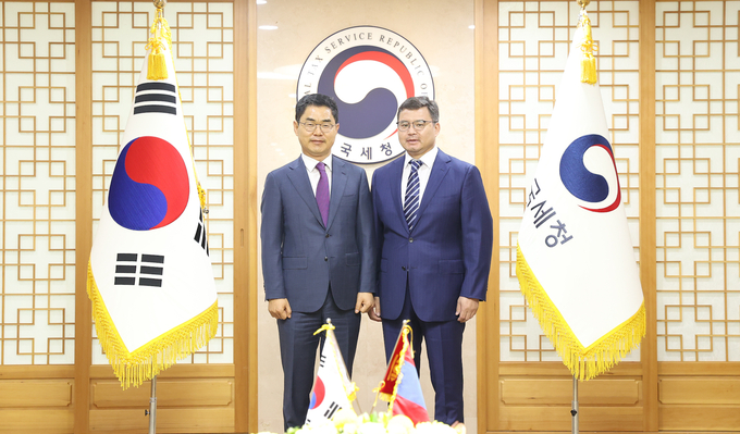 김창기 국세청장이 치미드수렝 처이군셍(Chimidsuren Choigunsen) 몽골 국세청장과 기념 촬영을 하는 모습. (사진=국세청 제공)