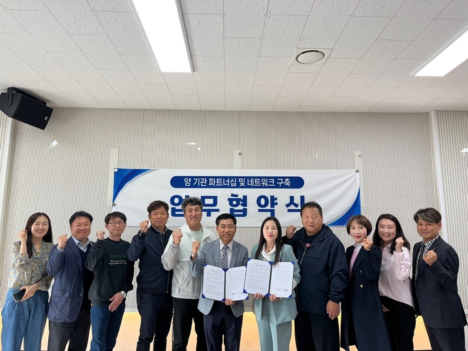 (사)시흥시자원봉사센터와 시흥시 주민자치협의회가 지난 16일 장곡동 행정복지센터에서 자원봉사 활성화를 위한 업무 협약을 체결했다.(사진=시흥시 제공).
