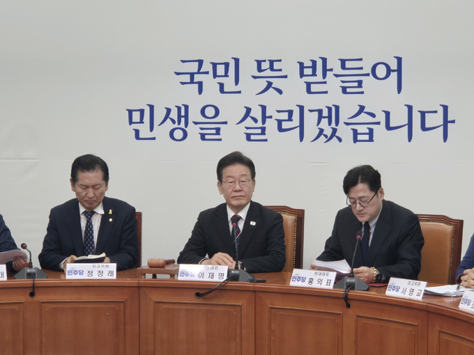 17일 국회에서 열린 더불어민주당 최고위원회의에 이재명 민주당 대표를 비롯한 당지도부들이 참석해 있다. (사진=김한별 기자)