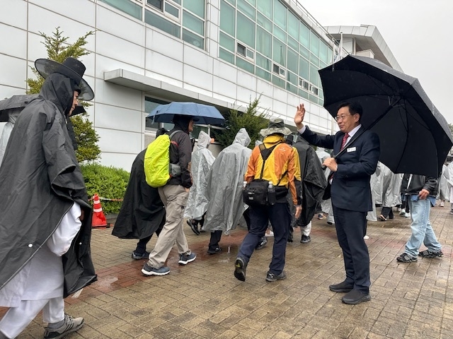 전진선 양평군수가 제5회 퇴계선생 마지막 귀향길 재현에 참가한 유림과 청소년을 격려했다. (사진=양평군 제공)