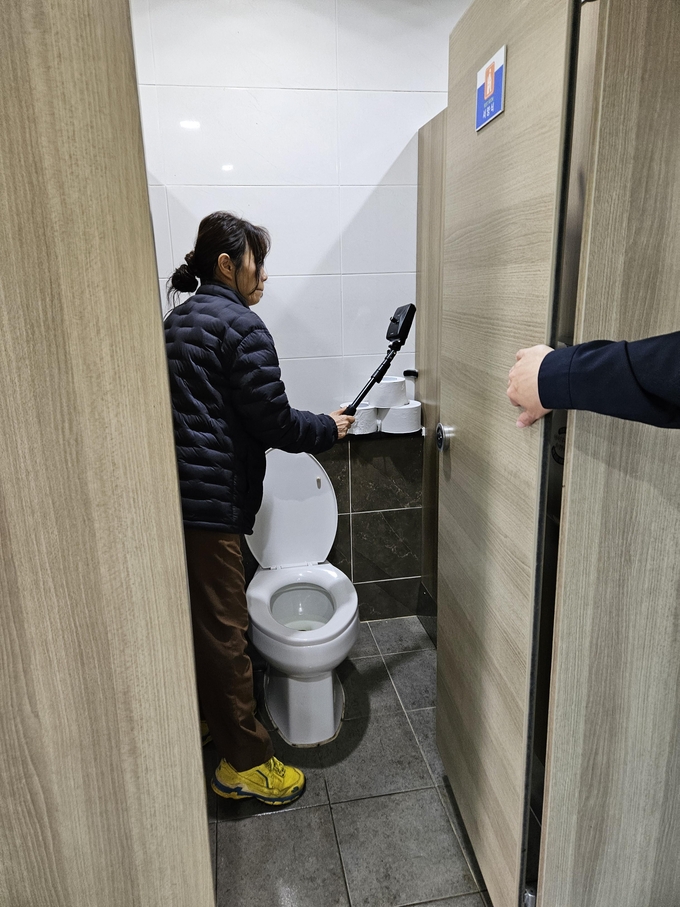 파주도시관광공사 관계자가 공중화장실 불법 카메라 점검을 실시하고 있다. (사진=파주도시공사 제공)
